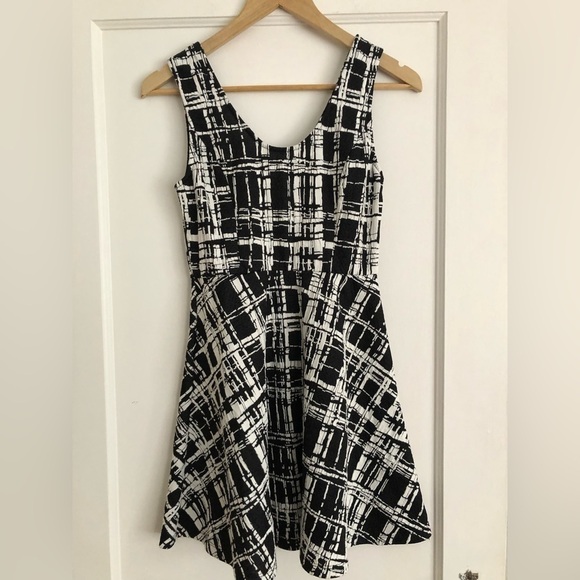 Seductions black & White patterned plaid sleeveless skater dress. Summer SMALL - Picture 2 of 8